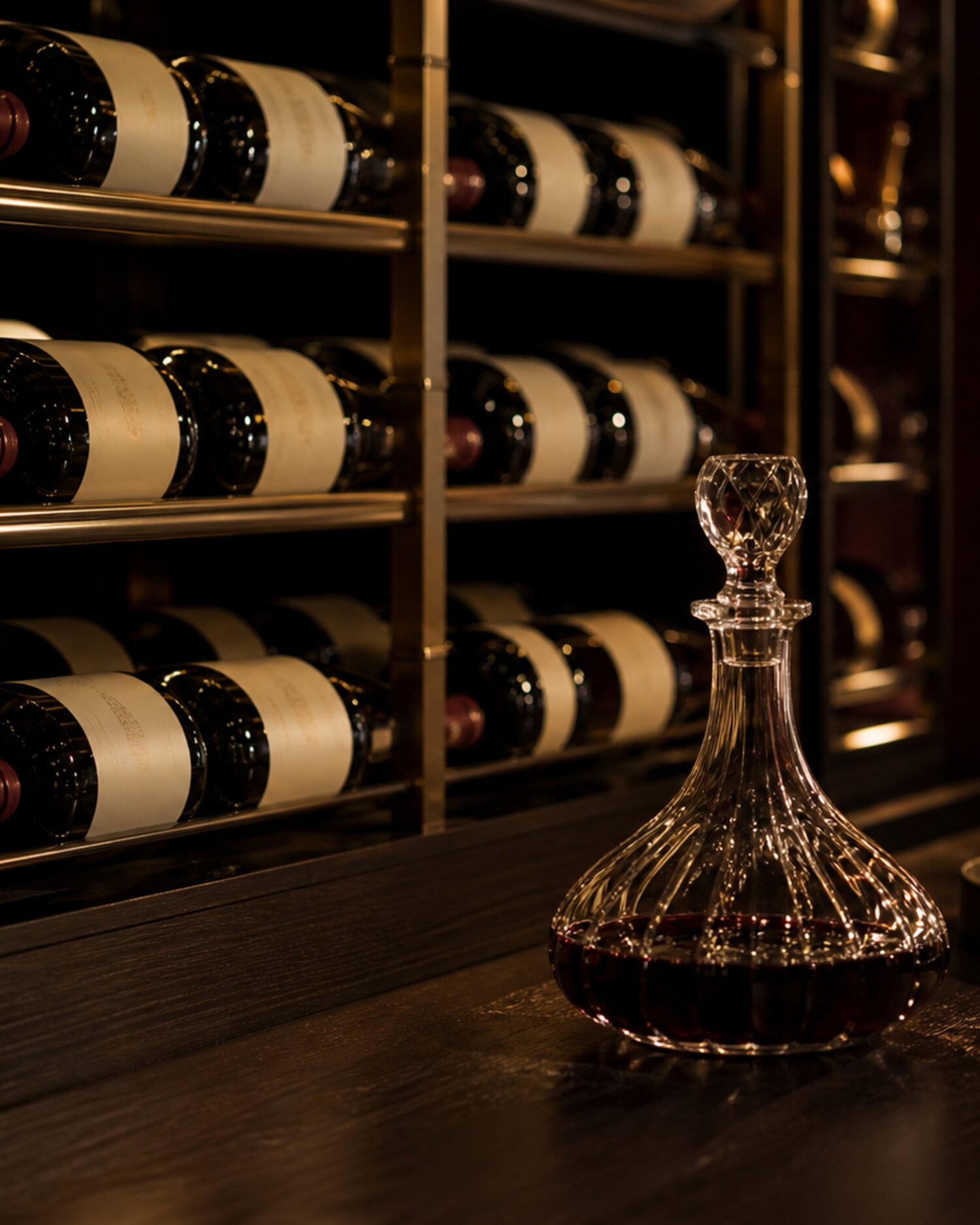 Adega Palace com decanter de vinho