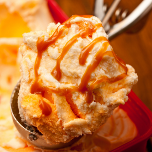 Sorvete de creme com calda